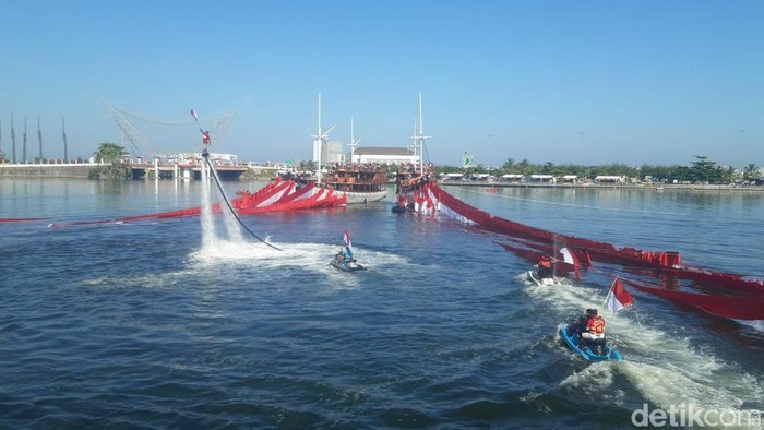 Atraksi flyboard di peringatan HUT ke-79 RI di Pantai Losari Makassar.
