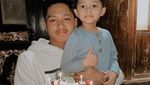 Potret Azriel Hermansyah Saat Makan Bersama Keluarga dan Sarah Menzel