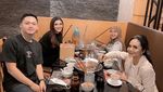 Potret Azriel Hermansyah Saat Makan Bersama Keluarga dan Sarah Menzel