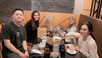 Azriel juga tampak bahagia makan bersama mimi, bunda, dan sang kakak. Mereka berempat menikmati hangatnya shabu-shabu di sebuah restoran. Foto: Instagram @azriel_hermansyah