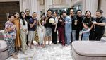 Potret Azriel Hermansyah Saat Makan Bersama Keluarga dan Sarah Menzel