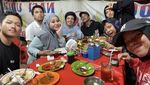 Potret Azriel Hermansyah Saat Makan Bersama Keluarga dan Sarah Menzel