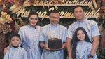 Potret Azriel Hermansyah Saat Makan Bersama Keluarga dan Sarah Menzel