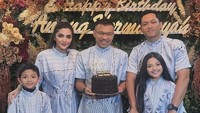 Azriel dan bundanya juga pernah membagikan momen ulang tahun sang ayah, Anang Hermansyah. Mereka foto bersama kue cokelat yang tampak lezat. Foto: Instagram @azriel_hermansyah