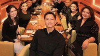 Momen pertunangan mereka hanya dihadiri oleh keluarga terdekat. Azriel membawa keluarga intinya dan Sarah bersama sang ibunda tercinta. Mereka hanya menikmati makan malam bersama secara private di restoran. Foto: Instagram @azriel_hermansyah