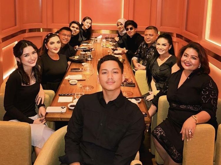 Potret Azriel Hermansyah Saat Makan Bersama Keluarga dan Sarah Menzel
