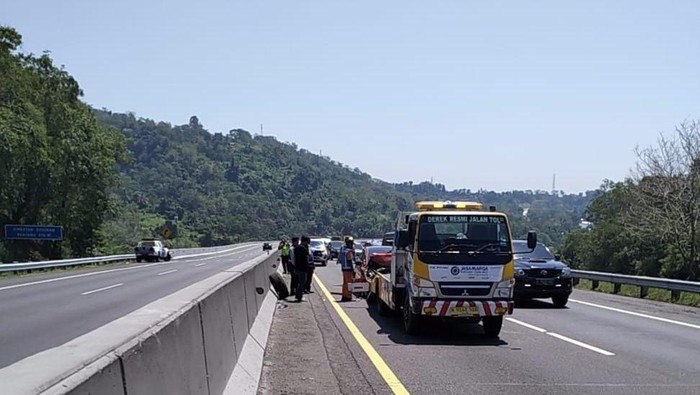 Beberapa mobil mengalami tabrakan beruntun di Tol Semarang-Solo, Sabtu (17/8/2024).