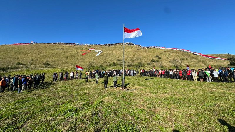 Bendera Merah Putih 1.000 Meter Hiasi Puncak Gunung Penanggungan