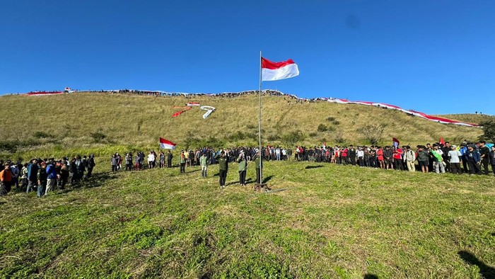 Bendera Merah Putih 1.000 Meter Hiasi Puncak Gunung Penanggungan