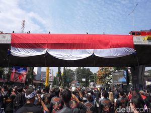 Menghormati Kemerdekaan Lewat Bentangan Bendera Raksasa di Bandung
