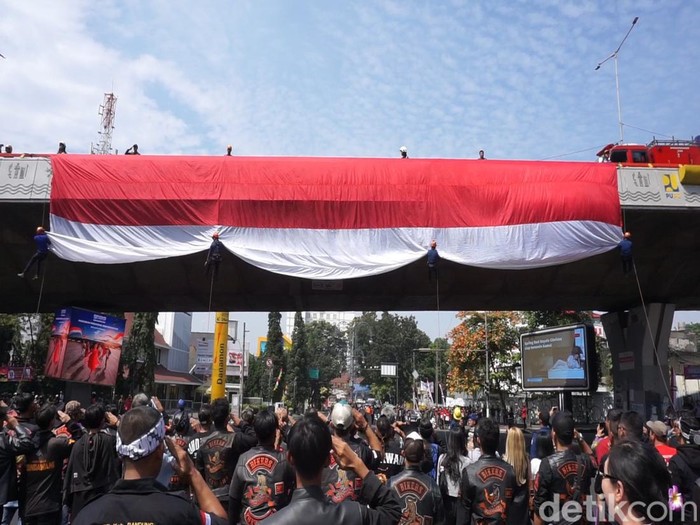 Bendera merah putih hiasi Flyover Mochtar Kusumaatmadja