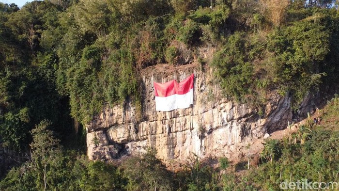 Bendera raksasa berkibar di tebing Trenggalek saat peringatan HUT RI