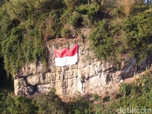 Bendera Raksasa Terbentang di Atas Tebing Trenggalek Saat HUT RI