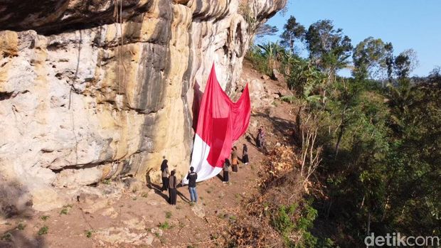 Bendera raksasa berkibar di tebing Trenggalek saat peringatan HUT RI