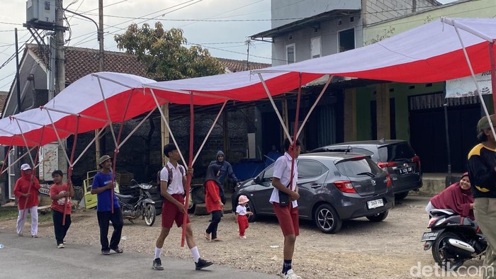 Bendera Sepanjang 79 Meter Ikut Pawai Meriahkan Agustusan di Sukabumi