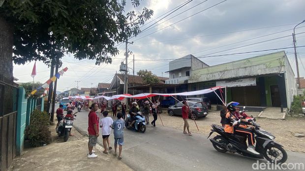 Bendera Sepanjang 79 Meter Ikut Pawai Meriahkan Agustusan di Sukabumi