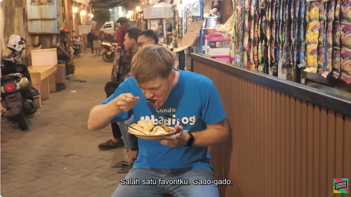 Bule jajan Rp 50 ribu di Kota Lama Surabaya