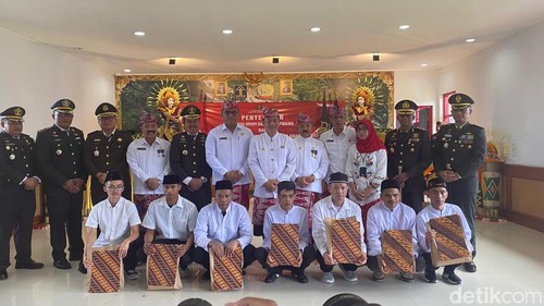 Bupati Karangasem saat memberikan remisi khusus HUT Kemerdekaan RI ke-79 kepada narapidana di Lapas Kelas IIB Karangasem, Sabtu (17/8/2024) (foto: I Wayan Selamat Juniasa)