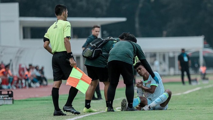 Catur Pamungkas saat mengalami cedera bahu
