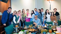 Seperti momen ulang tahunnya beberapa waktu lalu. Celine Evangelista dapat kejutan dari teman-temannya sambil makan malam. Foto: Instagram @celine_evangelista