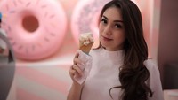 TTak hanya es krim stick, mantan istri Steven William ini juga doyan makan es krim dalam cone. Begini posenya sambil memegang es krim favoritnya.Foto: Instagram @celine_evangelista