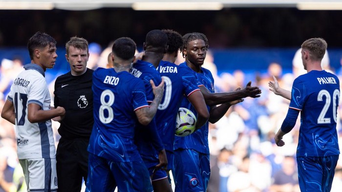 LONDON, ENGLAND - AUGUST 11: Lesley Ugochukwu of Chelsea celebrates with his teammates after scoring a goal to make it 1 -1 during the pre-season friendly match between Chelsea and FC Internazionale at Stamford Bridge on August 11, 2024 in London, England. (Photo by Gaspafotos/MB Media/Getty Images)
