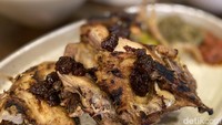 Ini ada menu ayam goreng kampung yang disajiakan utuh satu  ekor. Foto: detikcom/Riska Fitria