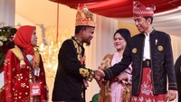 Pada tahun pertama Jokowi menjabat sebagai Presiden Indonesia, ia mengenakan baju adat dari Tanah Bumbu, Kalimantan Selatan. Saat itu, ia memakainya di peringatan HUT ke-72 RI tahun 2017. Setpres.