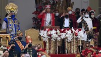 Jokowi mengenakan pakaian adat Doloman pada HUT ke-77 RI. Antara Foto/Sigid Kurniawan.