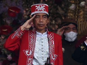 Jokowi Pakai Baju Adat Banjar Pimpin Upacara Penurunan Bendera