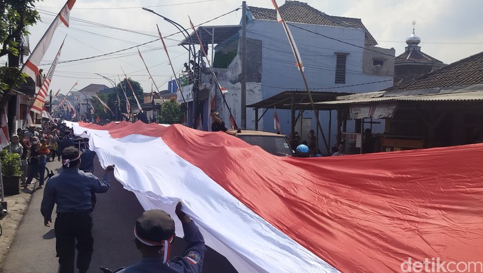 Detik-Detik Proklamasi, Satlinmas di Kota Malang Bentangkan Merah Putih 3x79 Meter