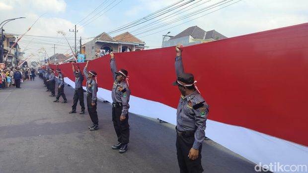 Detik-Detik Proklamasi, Satlinmas di Kota Malang Bentangkan Merah Putih 3x79 Meter
