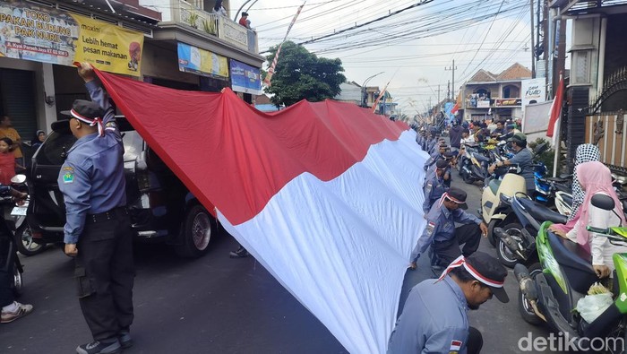 Detik-Detik Proklamasi, Satlinmas di Kota Malang Bentangkan Merah Putih 3x79 Meter
