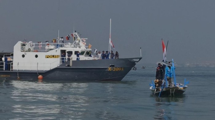 Ditpolairud-Nelayan Kibarkan Bendera Merah Putih di Selat Madura