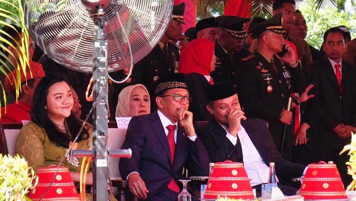Dua mantan Gubernur Sulsel, yakni Nurdin Abdullah dan Andi Sudirman Sulaiman menghadiri upacara HUT ke-79 di Rujab Gubernur Sulsel.