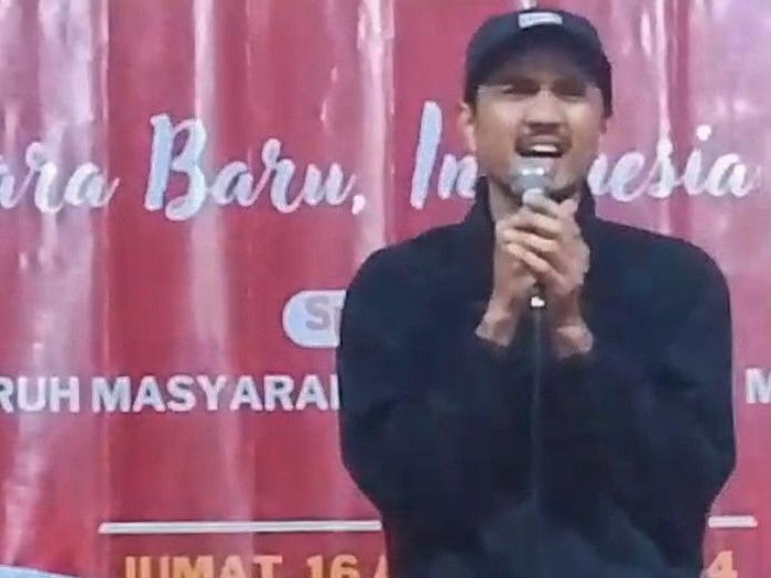 Duta Sheila on 7 tampil di panggung tirakatan di kampungnya di Ganjuran, Condongcatur, Depok, Sleman, DIY, Jumat (16/8/2024) malam.