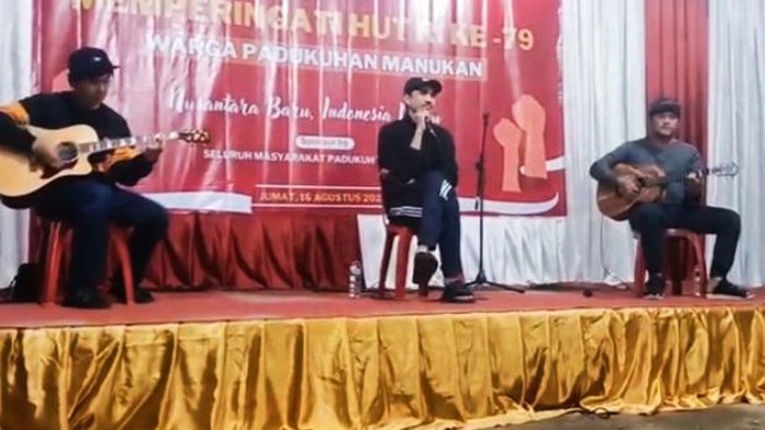 Duta Sheila on 7 tampil di panggung tirakatan di kampungnya di Ganjuran, Condongcatur, Depok, Sleman, DIY, Jumat (16/8/2024) malam.