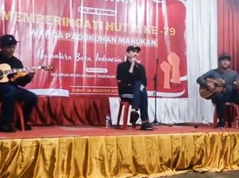 Duta Sheila on 7 tampil di panggung tirakatan di kampungnya di Ganjuran, Condongcatur, Depok, Sleman, DIY, Jumat (16/8/2024) malam.