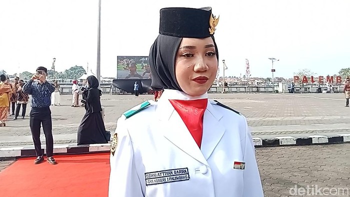 Dzihni Attiyah Qarira, siswi SMAN 1 Palembang ungkap keseruannya menjadi bagian pasukan pengibar bendera di Plaza BKB, Palembang, Sabtu (17/8/2024)