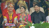 Erina Gudono dan Kaesang Pangarep, duduk sejajar dengan putra Prabowo Subianto, Didit Hediprasetyo. Foto: dok. Channel YouTube Sekretariat Presiden
