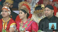 Srsekali Erina Gudono ngobrol hingga bercanda dengan Kaesang Pangarep. Nggak ketinggalan, kipas angin portable harus dibawa Erina Gudono ke mana saja. Foto: dok. Channel YouTube Sekretariat Presiden