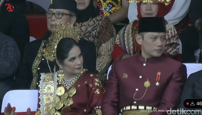 Menteri ATR/BPN Agus Harimurti Yudhoyono dan Annisa Pohan diumumkan sebagai salah satu pemenang Busana Adat Terbaik di Istana Negara Ibu Kota Nusantara (IKN). Pasangan suami istri itu mendapatkan hadiah sepeda. Foto: dok. YouTube Sekretariat Presiden RI