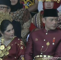 Menteri ATR/BPN Agus Harimurti Yudhoyono dan Annisa Pohan diumumkan sebagai salah satu pemenang Busana Adat Terbaik di Istana Negara Ibu Kota Nusantara (IKN). Pasangan suami istri itu mendapatkan hadiah sepeda. Foto: dok. YouTube Sekretariat Presiden RI