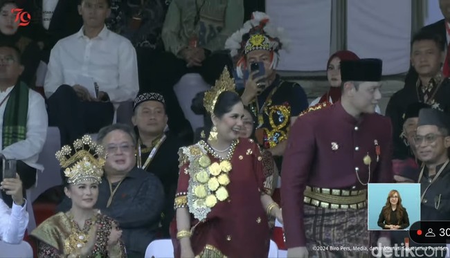 Ada tiga nama yang disebutkan sebagai pemenang Busana Adat Terbaik di Istana Negara Ibu Kota Nusantara (IKN). Termasuk Alpiansyah Rechza, Widia, serta pasangan Agus Harimurti Yudhoyono dan Annisa Pohan. Foto: dok. YouTube Sekretariat Presiden RI