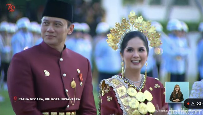 Presiden Jokowi turun dari podium untuk memberikan ucapan selamat dan menyalami AHY dan Annisa Pohan juga pemenang Busana Adat Terbaik lainnya dengan hadiah sepeda di Istana Negara Ibu Kota Nusantara (IKN). Foto: dok. YouTube Sekretariat Presiden RI