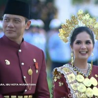Presiden Jokowi turun dari podium untuk memberikan ucapan selamat dan menyalami AHY dan Annisa Pohan juga pemenang Busana Adat Terbaik lainnya dengan hadiah sepeda di Istana Negara Ibu Kota Nusantara (IKN). Foto: dok. YouTube Sekretariat Presiden RI