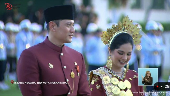 Pemberian hadiah sepeda tersebut dilakukan usai penurunan bendera sang merah putih di Istana Negara Ibu Kota Nusantara (IKN). Disaksikan oleh para menteri dan pejabat negara juga Presiden Jokowi dan Ibu Iriana. Foto: dok. YouTube Sekretariat Presiden RI