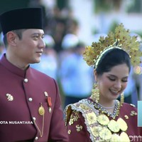 Pemberian hadiah sepeda tersebut dilakukan usai penurunan bendera sang merah putih di Istana Negara Ibu Kota Nusantara (IKN). Disaksikan oleh para menteri dan pejabat negara juga Presiden Jokowi dan Ibu Iriana. Foto: dok. YouTube Sekretariat Presiden RI