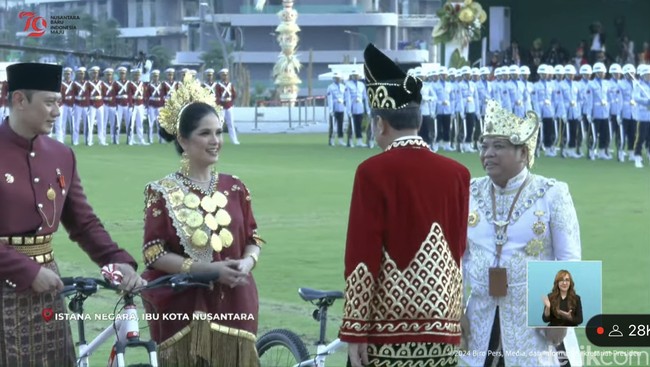 Saat rangkaian acara penurunan bendera merah putih dan penyerahan hadiah Busana Adat Terbaik, AHY dan Annisa Pohan kompak memakai pakaian adat bernuansa merah gelap. Foto: dok. YouTube Sekretariat Presiden RI
