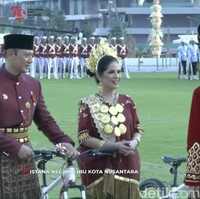 Saat rangkaian acara penurunan bendera merah putih dan penyerahan hadiah Busana Adat Terbaik, AHY dan Annisa Pohan kompak memakai pakaian adat bernuansa merah gelap. Foto: dok. YouTube Sekretariat Presiden RI